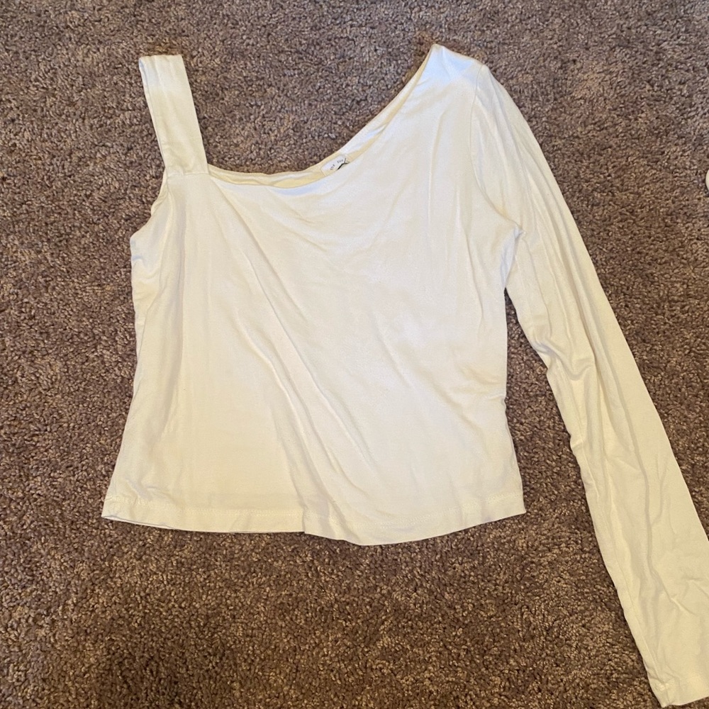 Long sleeve and shoulder strap shirt.